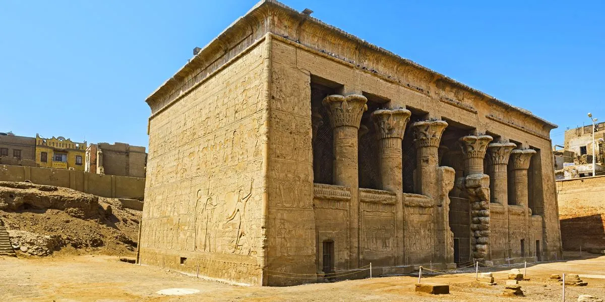 معبد إسنا — إسنا